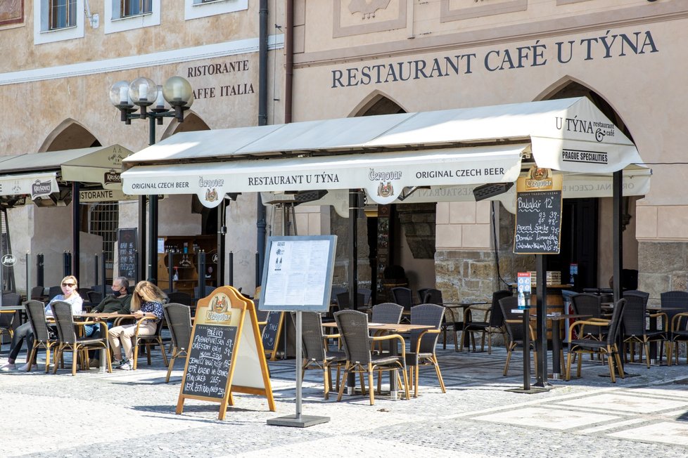 V restauracích na Staroměstském náměstí už nenecháte celou výplatu. Koronavirus stlačil ceny dolů.