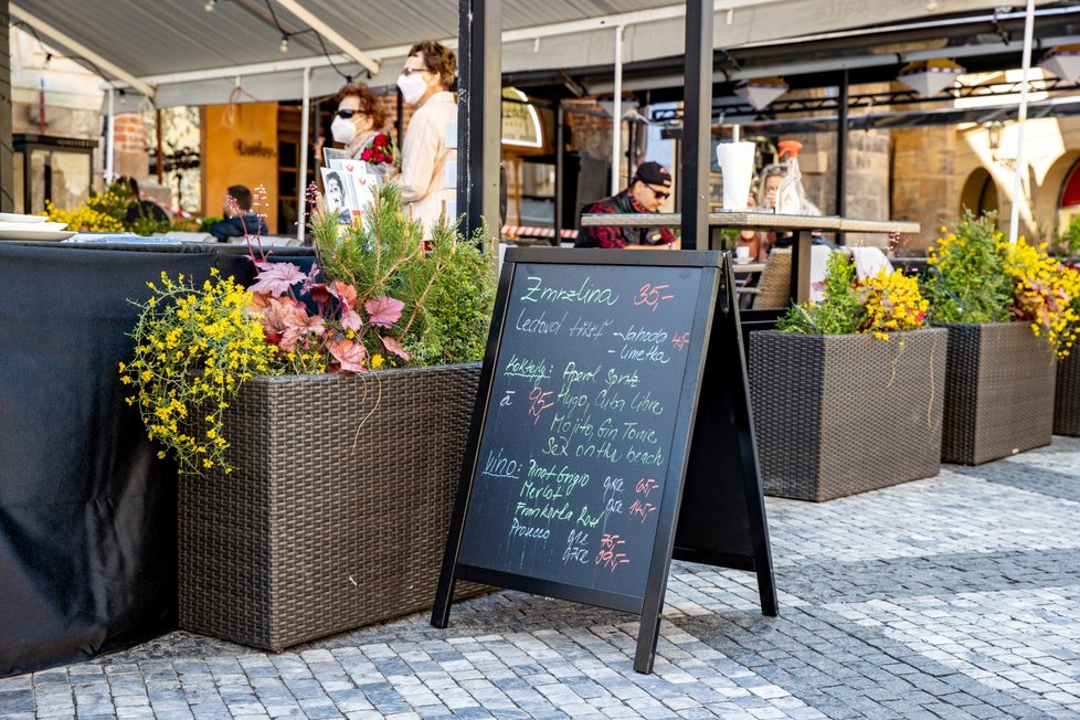 V restauracích na Staroměstském náměstí už nenecháte celou výplatu. Koronavirus stlačil ceny dolů.