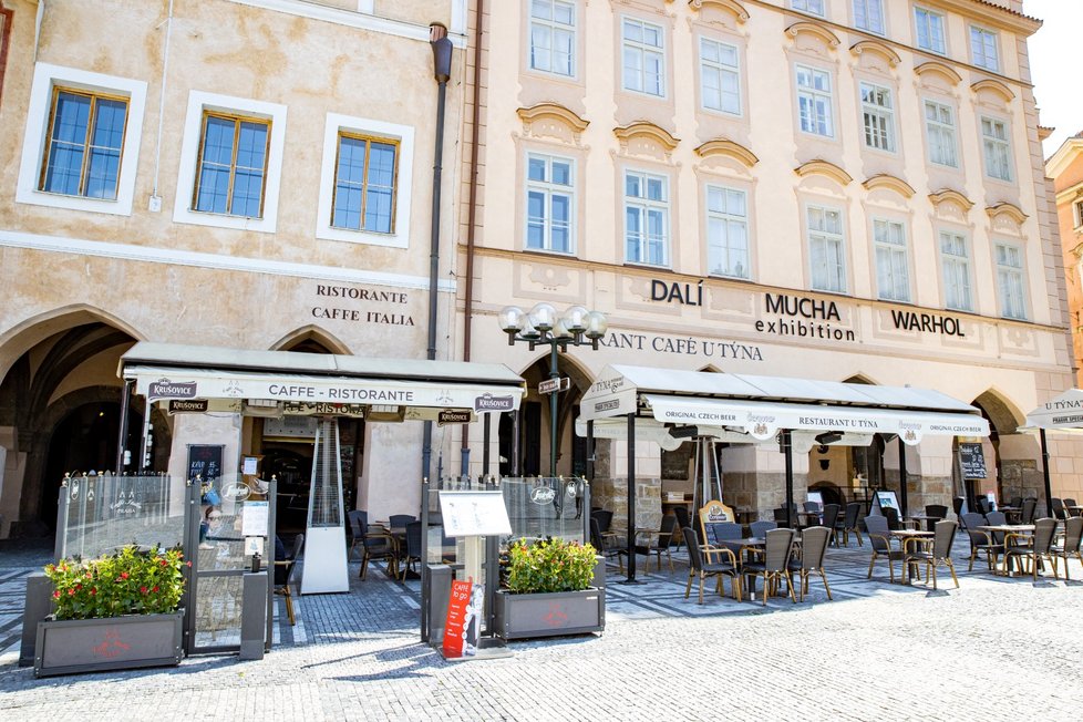 V restauracích na Staroměstském náměstí už nenecháte celou výplatu. Koronavirus stlačil ceny dolů.