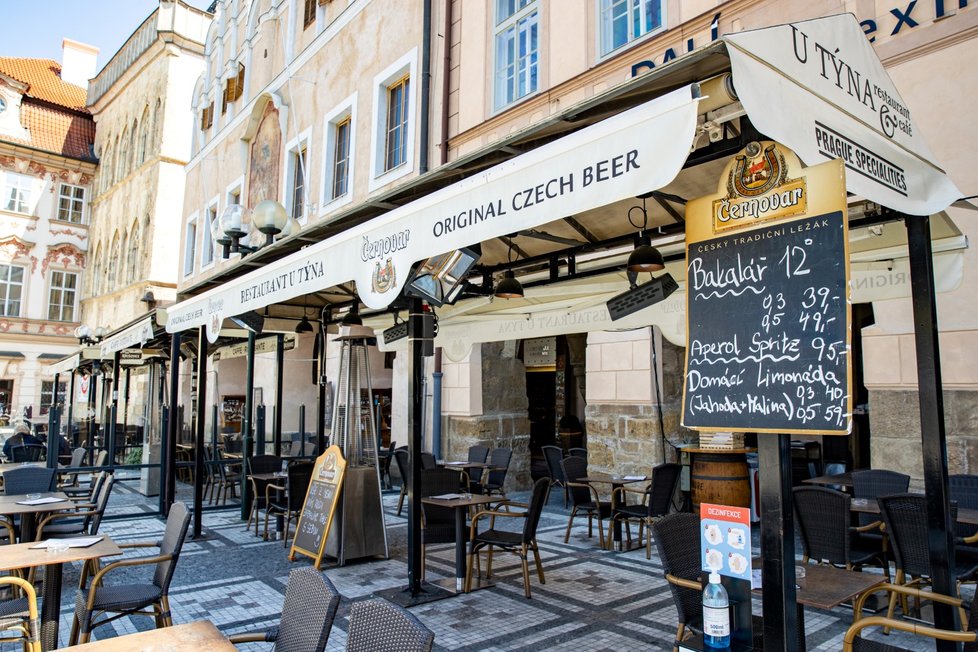 V restauracích na Staroměstském náměstí už nenecháte celou výplatu. Koronavirus stlačil ceny dolů.