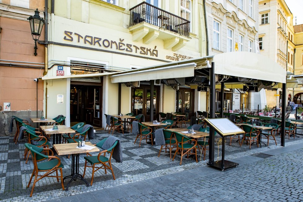 V restauracích na Staroměstském náměstí už nenecháte celou výplatu. Koronavirus stlačil ceny dolů.