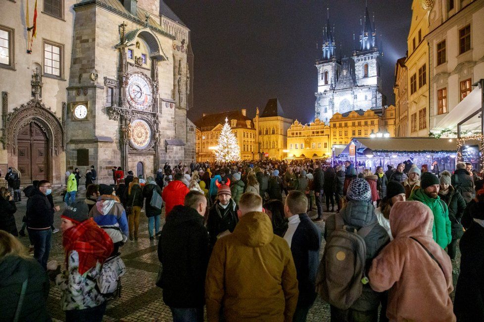 Koronavirus v Česku: Centrum Prahy bylo ve čtvrtek v den rozvolňování plné lidí. (3.12.2020)