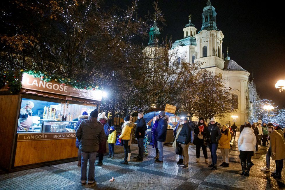 Koronavirus v Česku: Centrum Prahy bylo ve čtvrtek v den rozvolňování plné lidí. (3.12.2020)