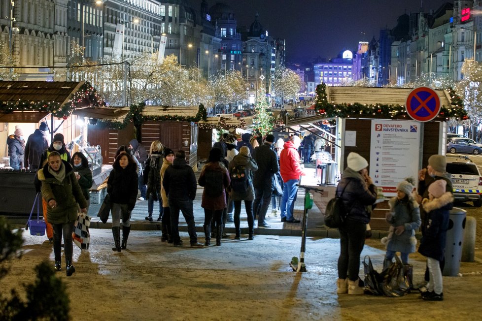 Koronavirus v Česku: Centrum Prahy bylo ve čtvrtek v den rozvolňování plné lidí (3. 12. 2020)