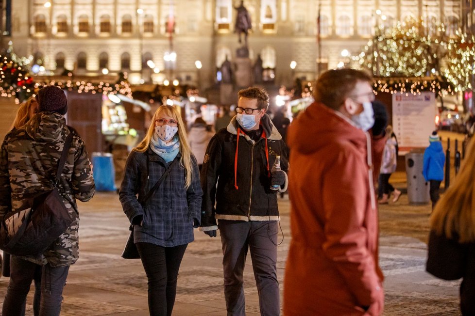 Koronavirus v Česku: Centrum Prahy bylo ve čtvrtek v den rozvolňování plné lidí (3. 12. 2020)