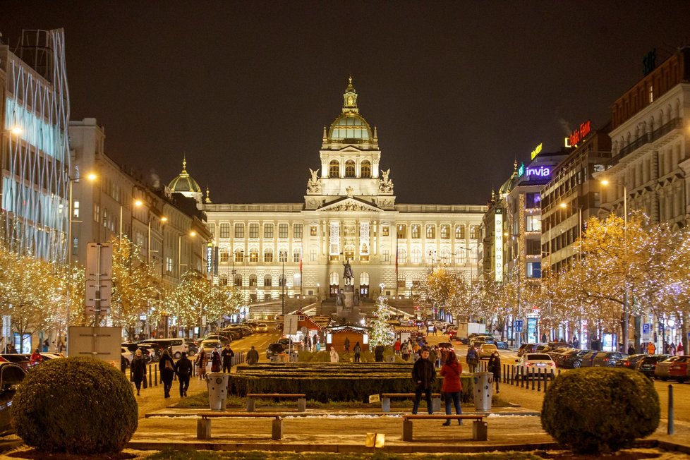 Koronavirus v Česku: Centrum Prahy bylo ve čtvrtek v den rozvolňování plné lidí. (3.12.2020)