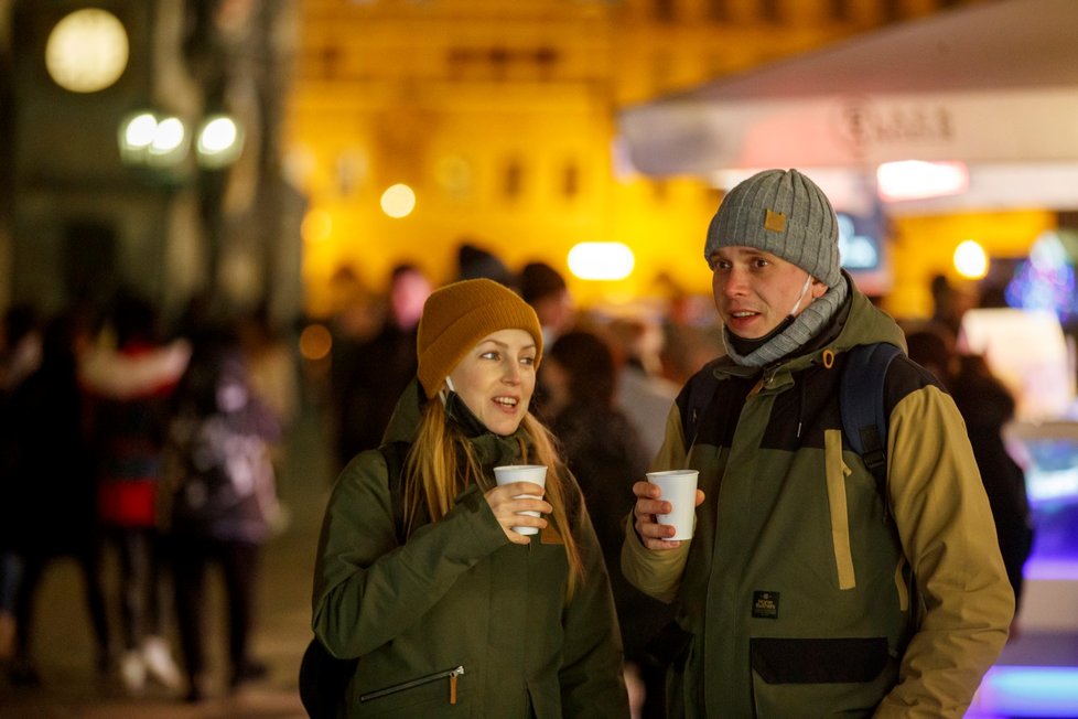 Koronavirus v Česku: Centrum Prahy bylo ve čtvrtek v den rozvolňování plné lidí. (3.12.2020)