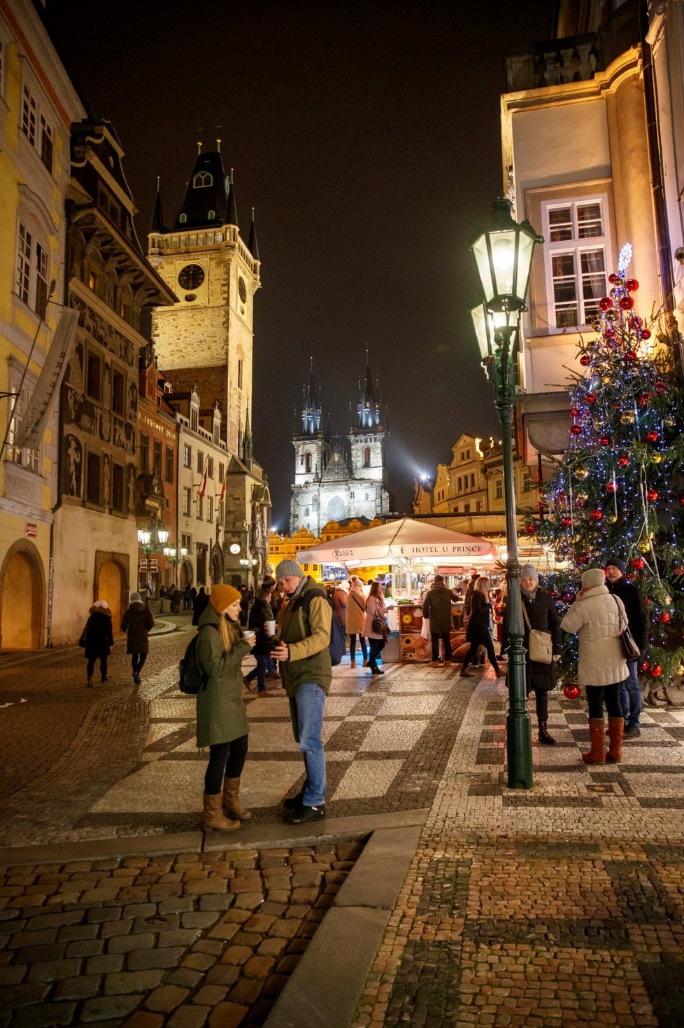 Koronavirus v Česku: Centrum Prahy bylo ve čtvrtek v den rozvolňování plné lidí (3. 12. 2020)