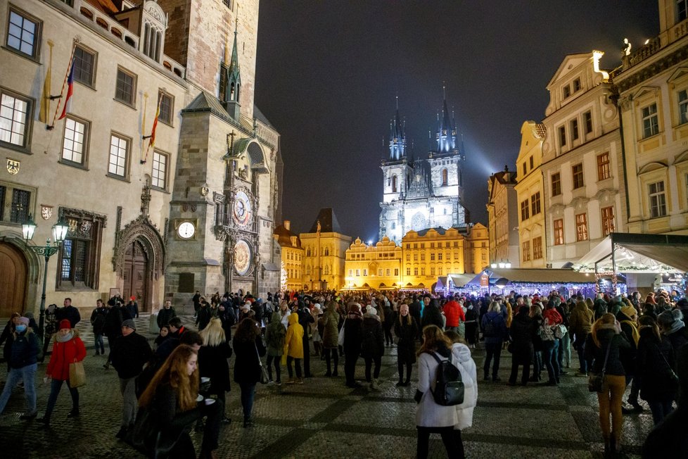 Koronavirus v Česku: Centrum Prahy bylo ve čtvrtek v den rozvolňování plné lidí (3. 12. 2020)
