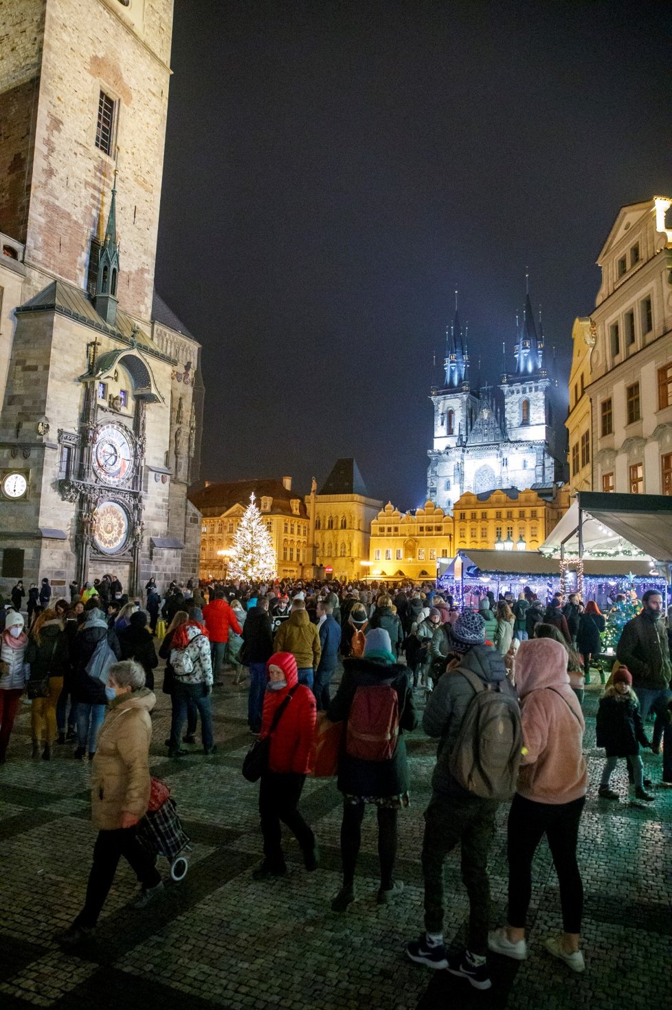 Koronavirus v Česku: Centrum Prahy bylo ve čtvrtek v den rozvolňování plné lidí. (3.12.2020)