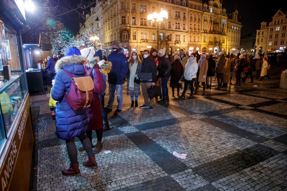 Koronavirus v Česku: Centrum Prahy bylo ve čtvrtek v den rozvolňování plné lidí. (3.12.2020)