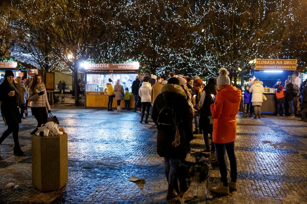 Koronavirus v Česku: Centrum Prahy bylo ve čtvrtek v den rozvolňování plné lidí. (3.12.2020)