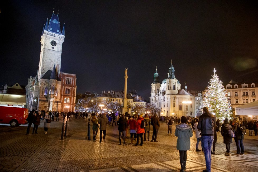 Koronavirus v Česku: Centrum Prahy bylo ve čtvrtek v den rozvolňování plné lidí. (3.12.2020)