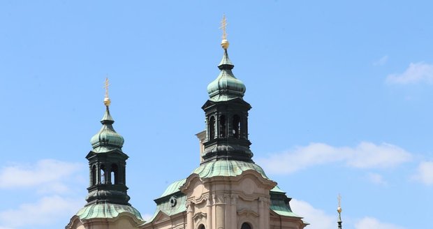 Lidé si v sobotu 16. května užívali na Staroměstském náměstí pěkné počasí.