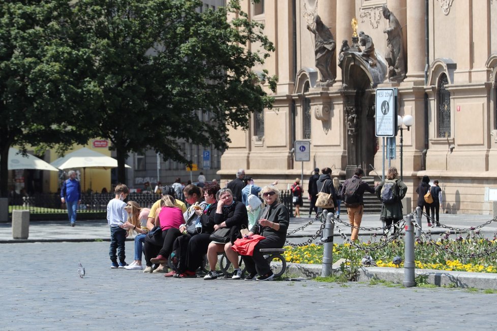 Lidé si v sobotu 16. května užívali na Staroměstském náměstí pěkné počasí.