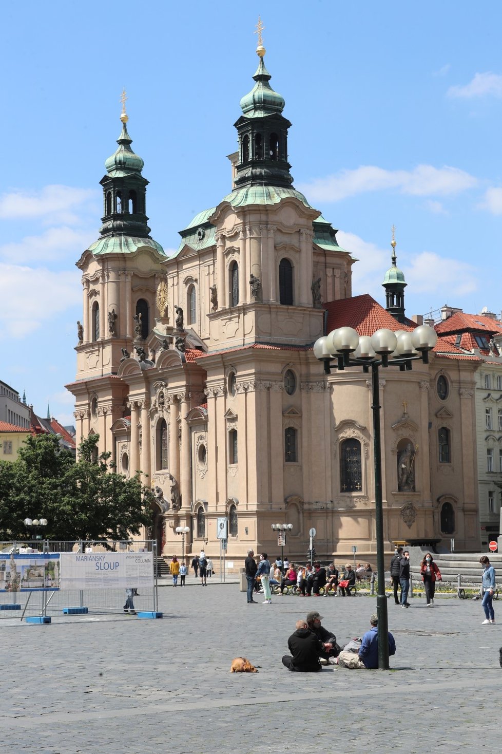 Lidé si v sobotu 16. května užívali na Staroměstském náměstí pěkné počasí.