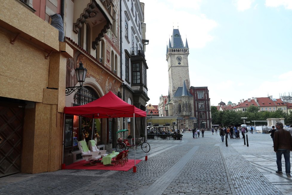 Pražské památky a instituce hlásí, že v porovnání s minulým rokem je navštívila přibližně třetina lidí.