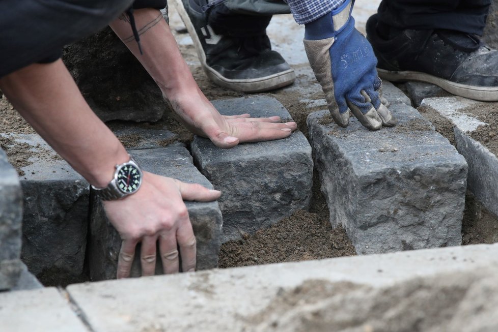 Petr Váňa se spolupracovníky vrátil kostky na Staroměstském náměstí zpět na své místo.