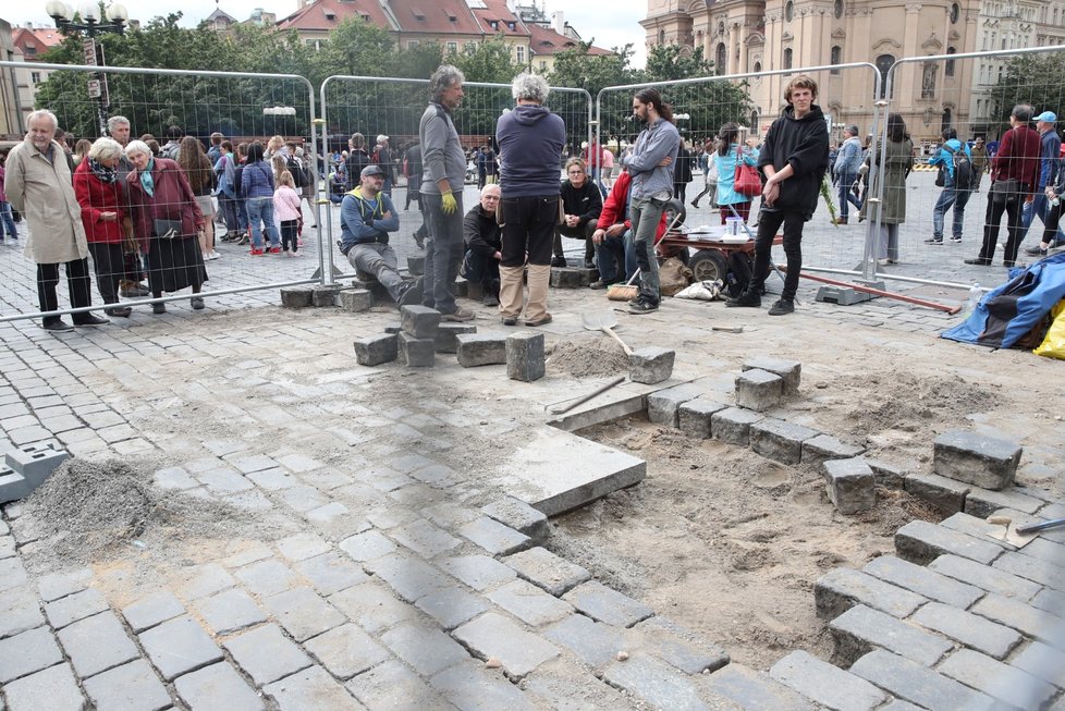 Petr Váňa se spolupracovníky vrátil kostky na Staroměstském náměstí zpět na své místo.