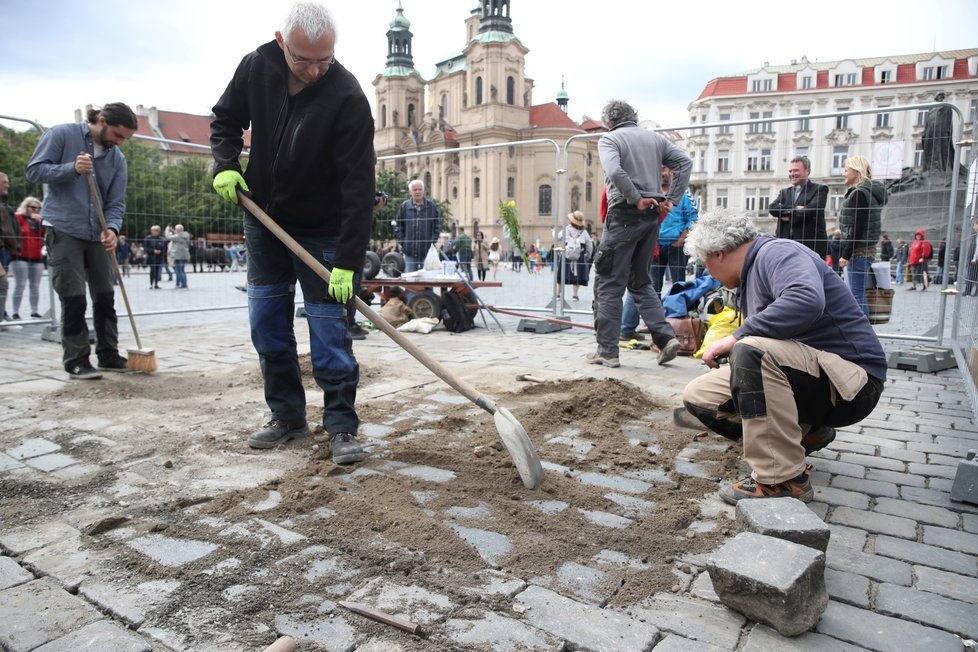 Petr Váňa se spolupracovníky vrátil kostky na Staroměstském náměstí zpět na své místo.