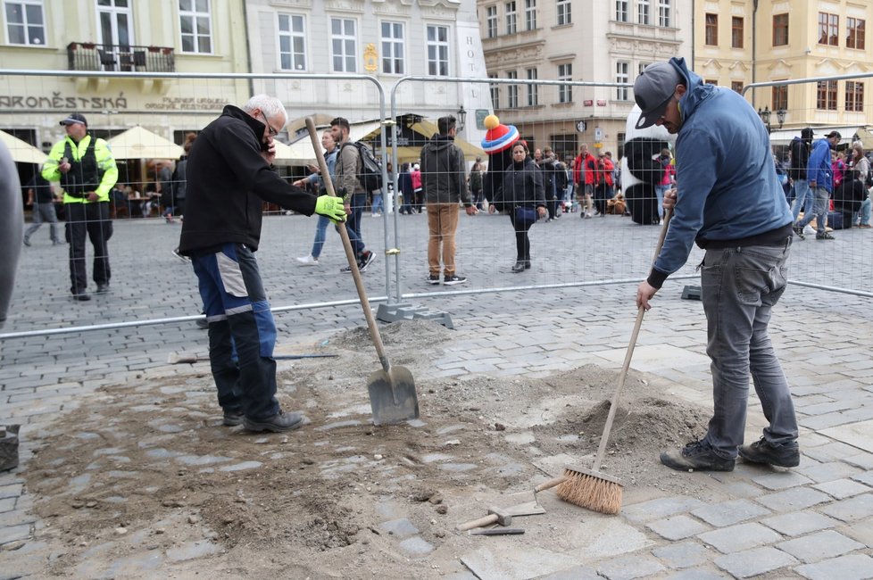 Sochař Váňa se sloup pokusil postavit na náměstí už v červnu 2019, tehdy ale neměl potřebná povolení.