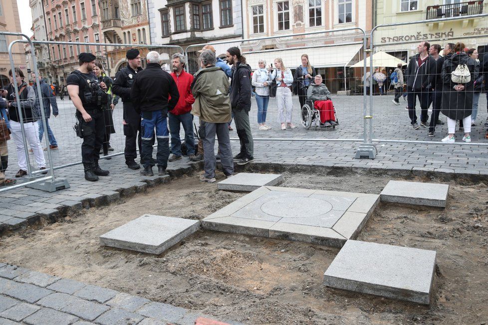 Sochař Petr Váňa 29. května rozebral dlažbu na Staroměstském náměstí.