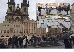 Staroměstské náměstí se pomalu rozebírá. Měl by se sem vrátit Marianský sloup. Jenže iniciátorům chybí nutná povolení.