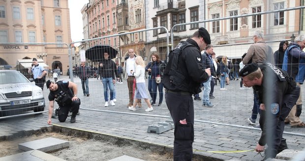 Strážníci nechali sochaře Petra Váňu se spolupracovníky odstranit kostky na Staroměstském náměstí. Poté je zase museli vrátit na původní místo.
