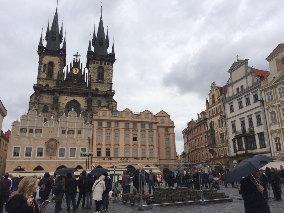 Těžké kostky Staroměstského náměstí pomalu mizí ze svých míst. Společnost pro obnovu Mariánského sloupu po letech čekání začala svou práci.