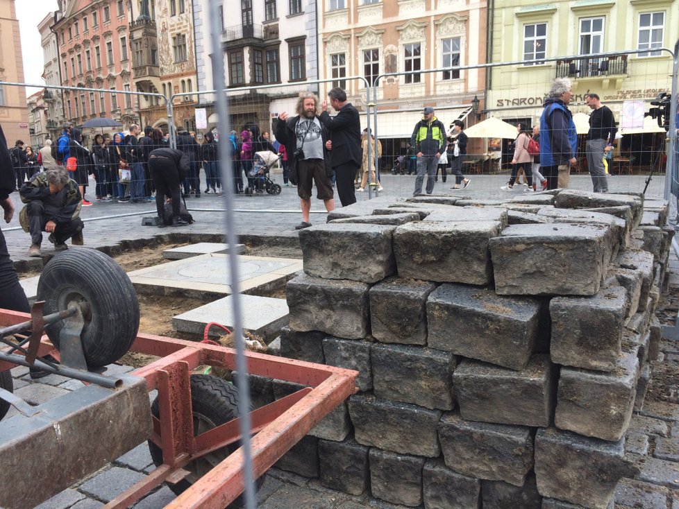 Těžké kostky Staroměstského náměstí pomalu mizí ze svých míst. Společnost pro obnovu Mariánského sloupu po letech čekání začala svou práci.