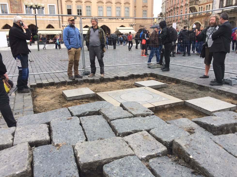 Sochař Petr Váňa 29. května rozebral dlažbu na Staroměstském náměstí.