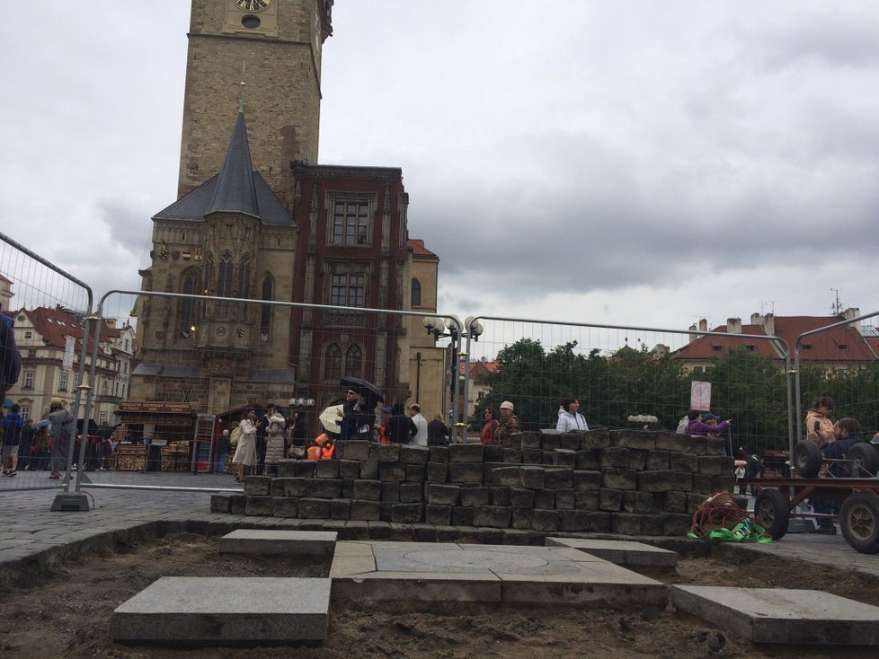 Těžké kostky Staroměstského náměstí pomalu mizí ze svých míst. Společnost pro obnovu Mariánského sloupu po letech čekání začala svou práci.