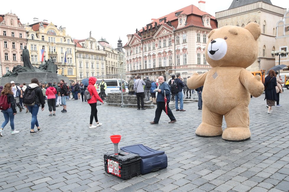 Sochař Petr Váňa 29. května rozebral dlažbu na Staroměstském náměstí.