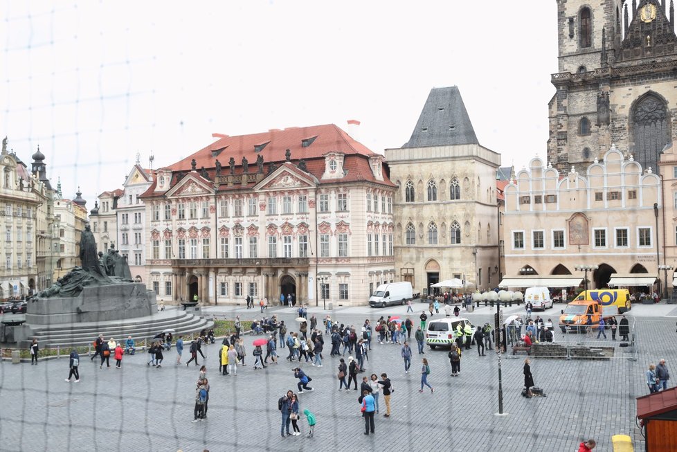 Sochař Petr Váňa 29. května rozebral dlažbu na Staroměstském náměstí.