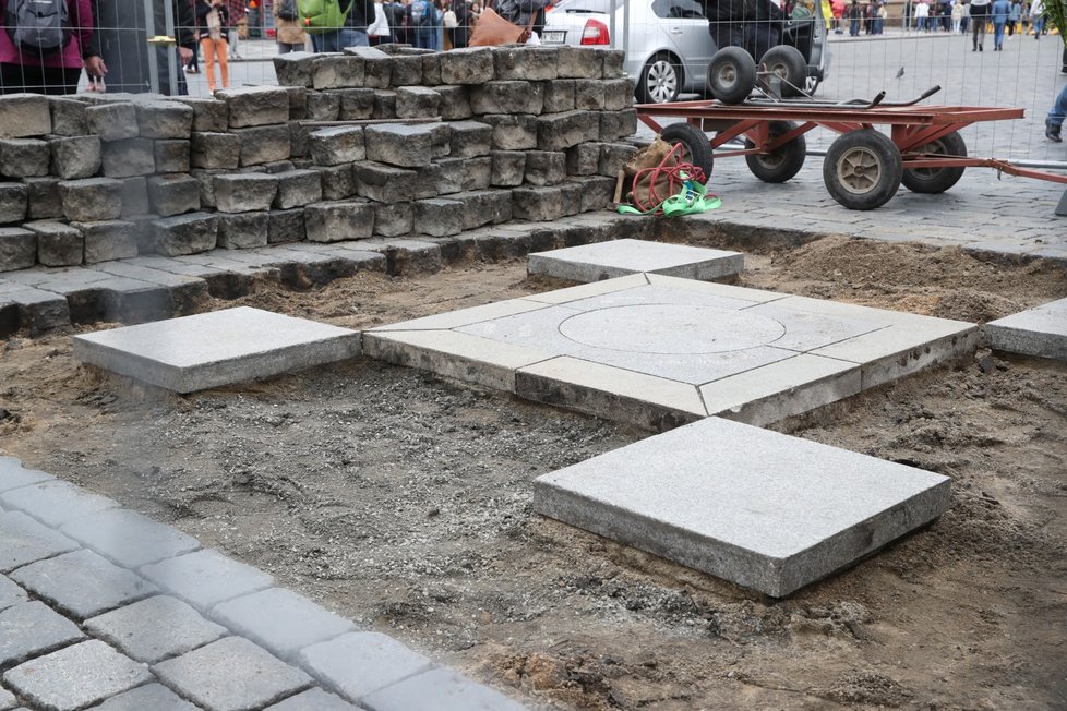 Sochař Váňa se sloup pokusil postavit na náměstí už v červnu 2019, tehdy ale neměl potřebná povolení.