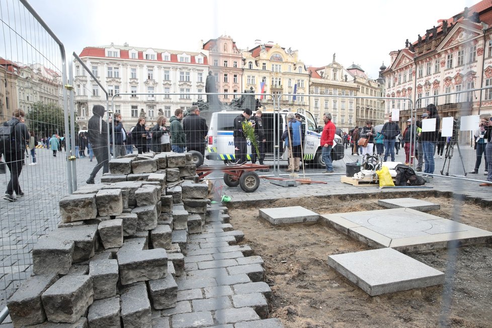 Sochař Váňa se sloup pokusil postavit na náměstí už v červnu 2019, tehdy ale neměl potřebná povolení.