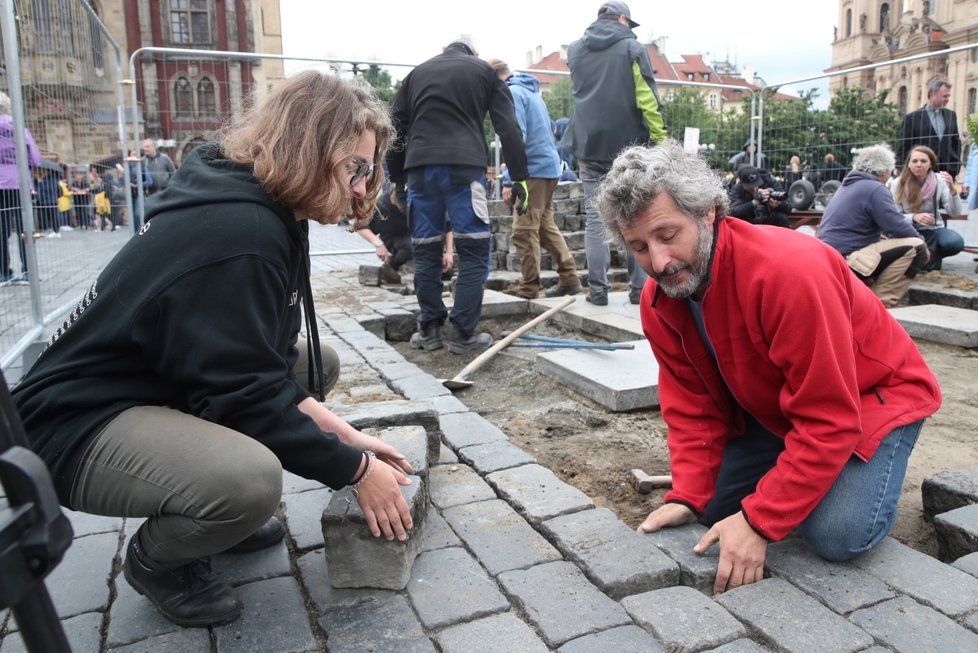 Sochař Petr Váňa 29. května rozebral dlažbu na Staroměstském náměstí.