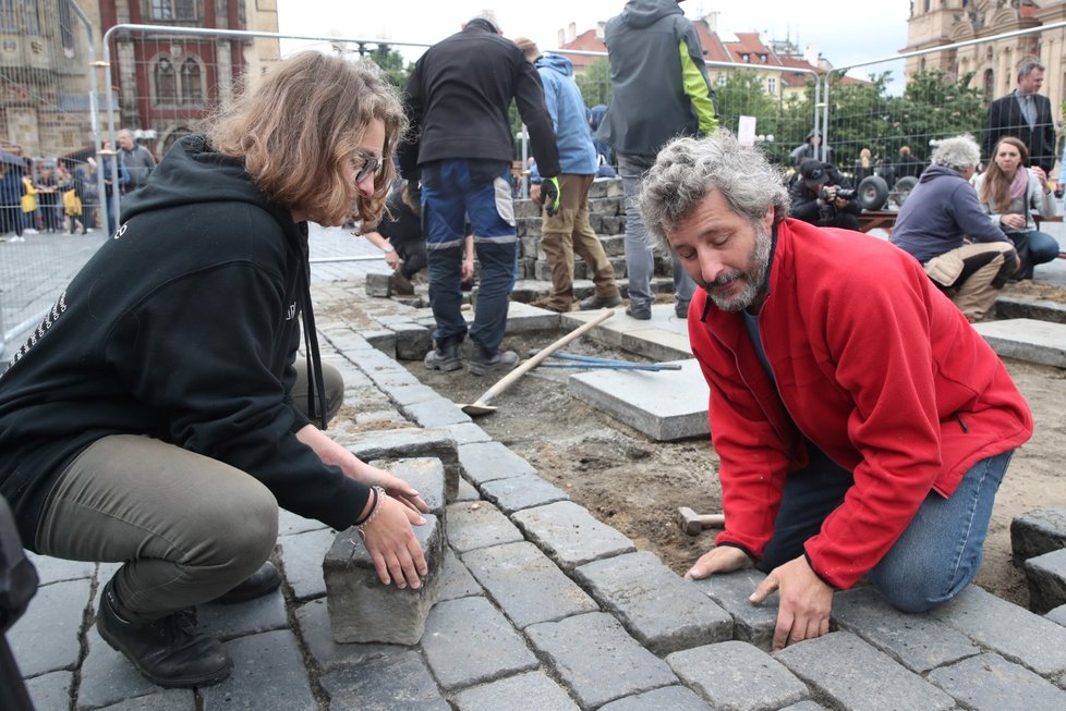 Sochař Váňa se sloup pokusil postavit na náměstí už v červnu 2019, tehdy ale neměl potřebná povolení.