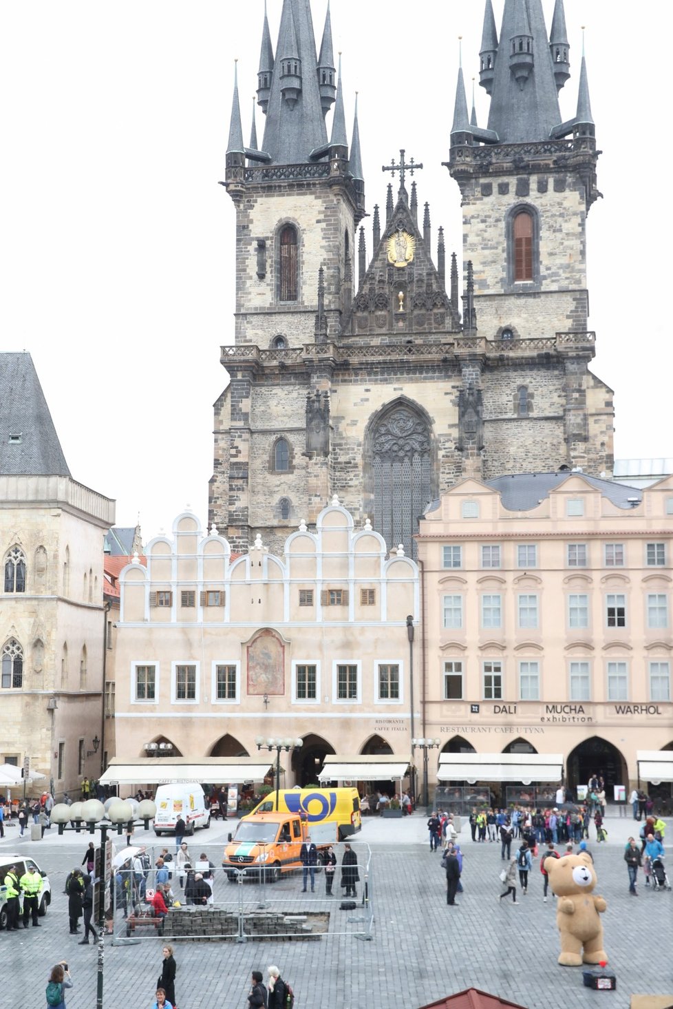 Strážníci nechali sochaře Petra Váňu se spolupracovníky odstranit kostky na Staroměstském náměstí. Poté je zase museli vrátit na původní místo.