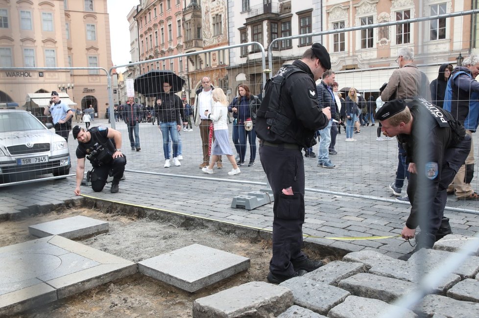 Sochař Váňa se sloup pokusil postavit na náměstí už v červnu 2019, tehdy ale neměl potřebná povolení.