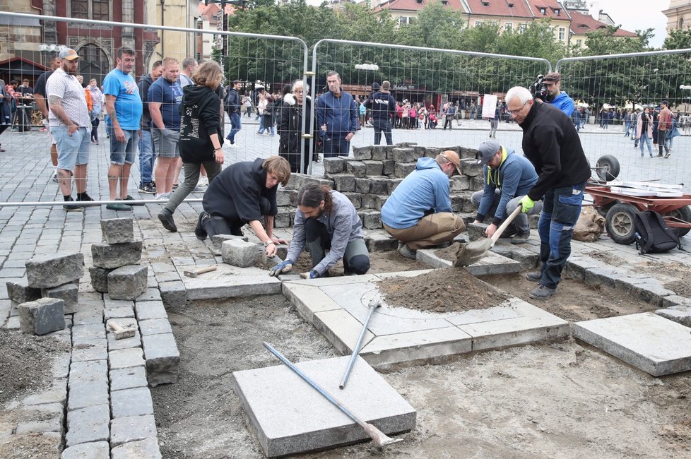 Strážníci nechali sochaře Petra Vaňka se spolupracovníky odstranit kostky na Staroměstském náměstí. Poté je zase museli vrátit na původní místo.