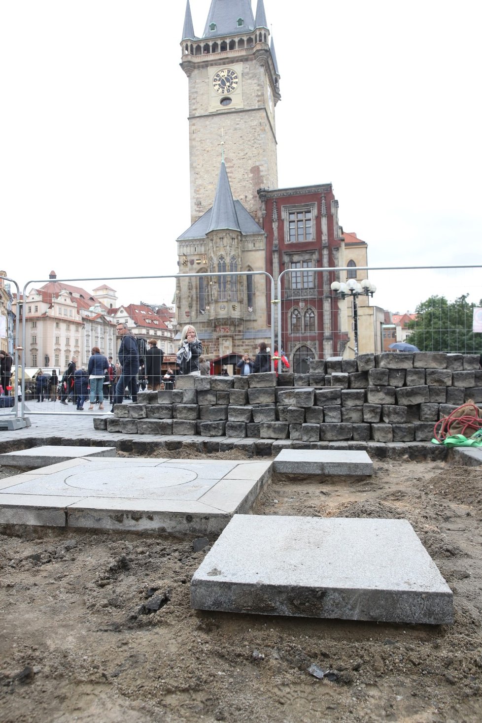 Sochař Váňa se sloup pokusil postavit na náměstí už v červnu 2019, tehdy ale neměl potřebná povolení.