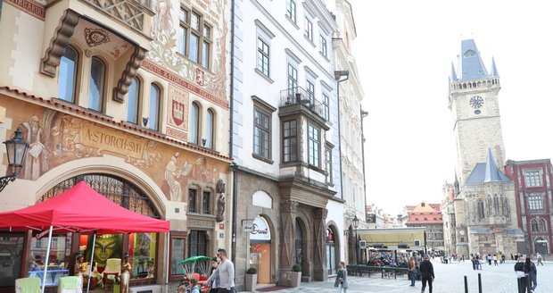 Thajský masážní salon si přesunul provozovnu na památkově chráněné Staroměstské náměstí. Podle radního Chabra (TOP 09) je to porušení výjimky přijaté kvůli koronaviru.