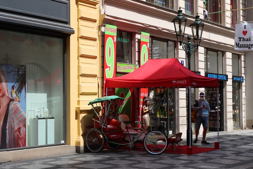 Thajský masážní salon si přesunul provozovnu na památkově chráněné Staroměstské náměstí. Podle radního Chabra (TOP 09) je to porušení výjimky přijaté kvůli koronaviru.