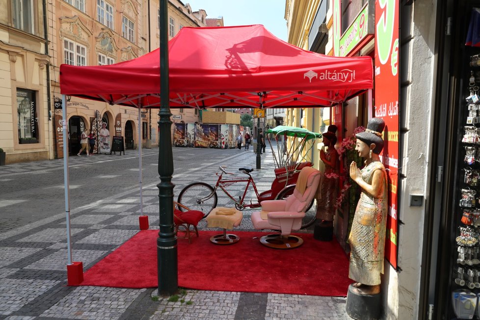 Thajský masážní salon si přesunul provozovnu na památkově chráněné Staroměstské náměstí. Podle radního Chabra (TOP 09) je to porušení výjimky přijaté kvůli koronaviru.