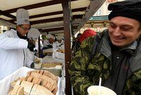 Vánoce pro osamělé: Štědrovečerní večeři v Praze pořádají charity i obchodní centrum