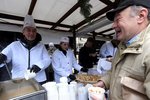 Na Staroměstském náměstí se rozlévala rybí polévka i na Štědrý den.