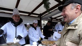 Na Staroměstském náměstí se rozlévala rybí polévka i na Štědrý den.