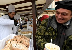 Na Staroměstském náměstí se rozlévala rybí polévka i na Štědrý den.