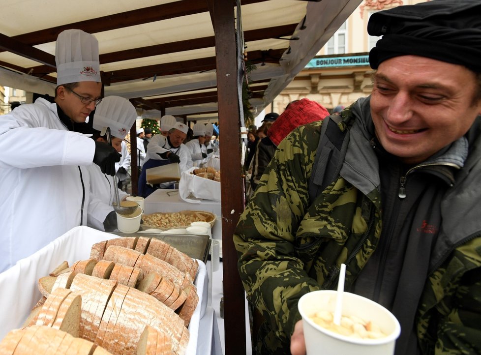 Na Staroměstském náměstí se rozlévala rybí polévka i na Štědrý den.